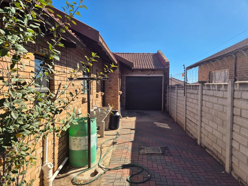 WHERE COMFORT MEETS CONVENIENCE—WELCOME HOME! - Photo 5