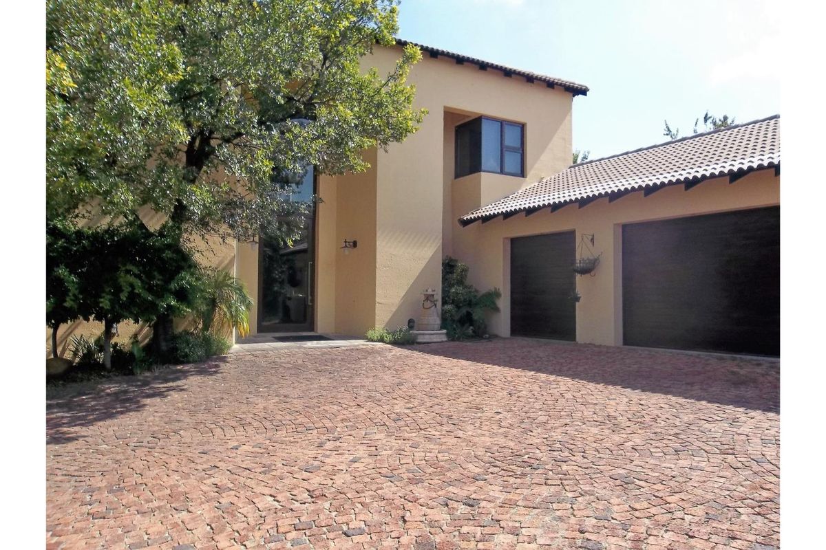 You asked for it - we found it! - the perfect family home in the lap of the luxurious Saddlebrook - Photo 2