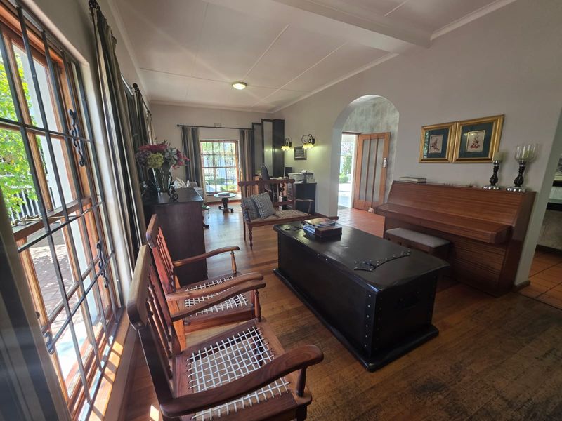 Family-Friendly Home with Pool and Spacious Entertainment Areas - Photo 3