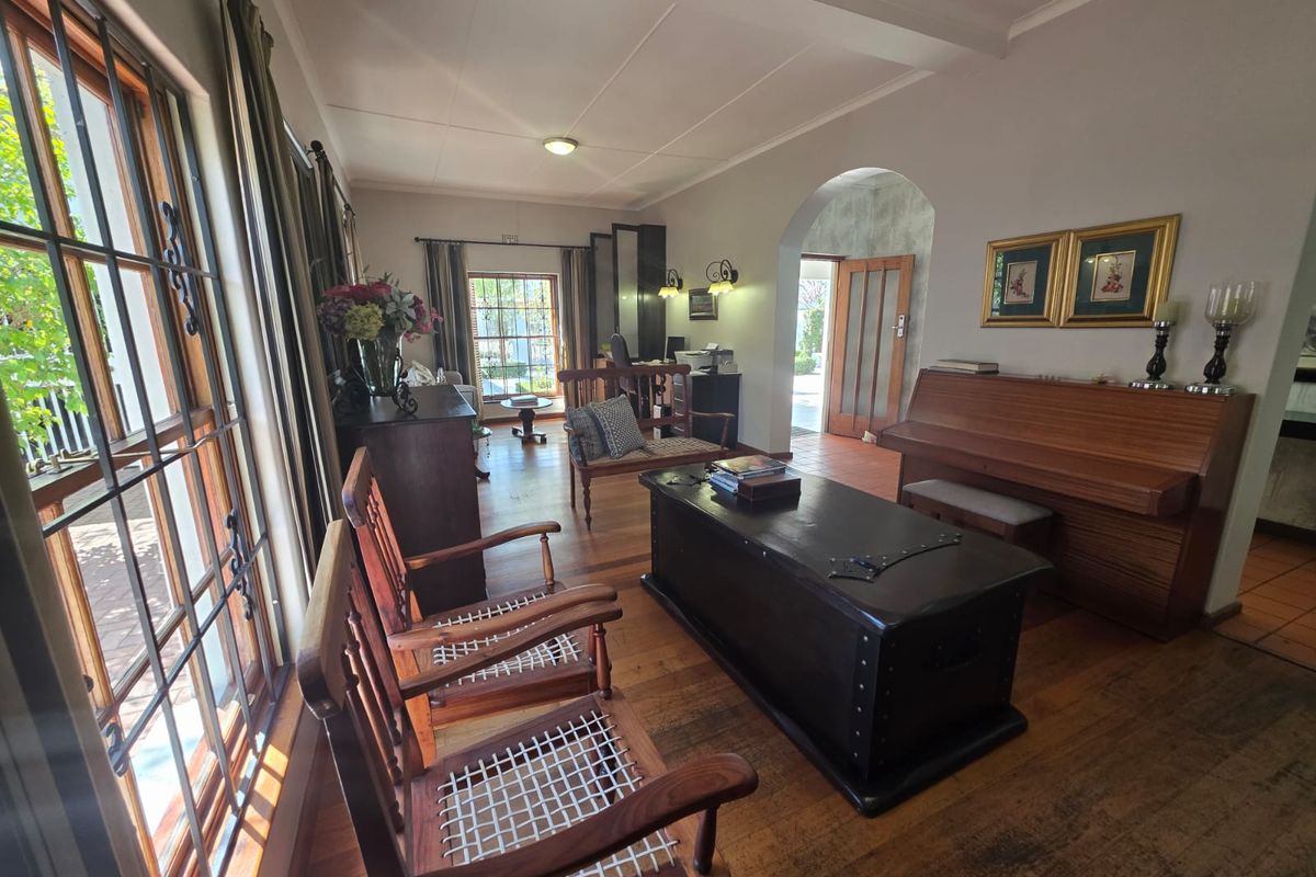 Family-Friendly Home with Pool and Spacious Entertainment Areas - Photo 3