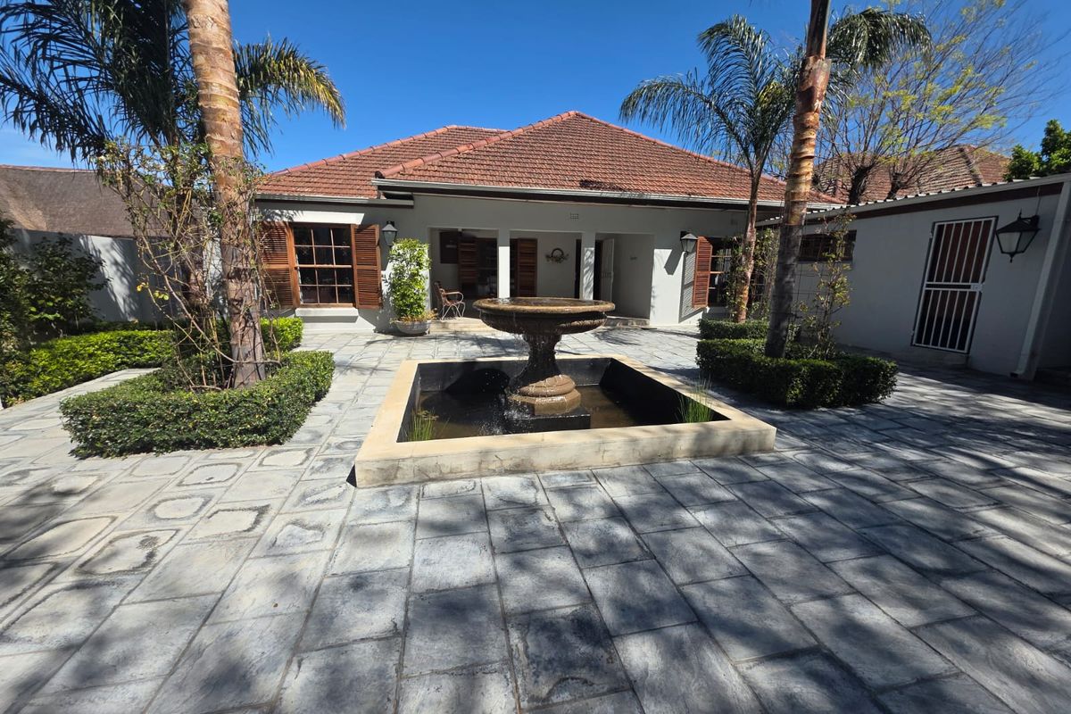 Family-Friendly Home with Pool and Spacious Entertainment Areas - Photo 2