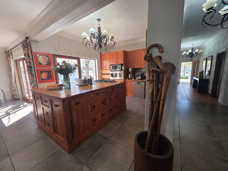 Family-Friendly Home with Pool and Spacious Entertainment Areas - Photo 7