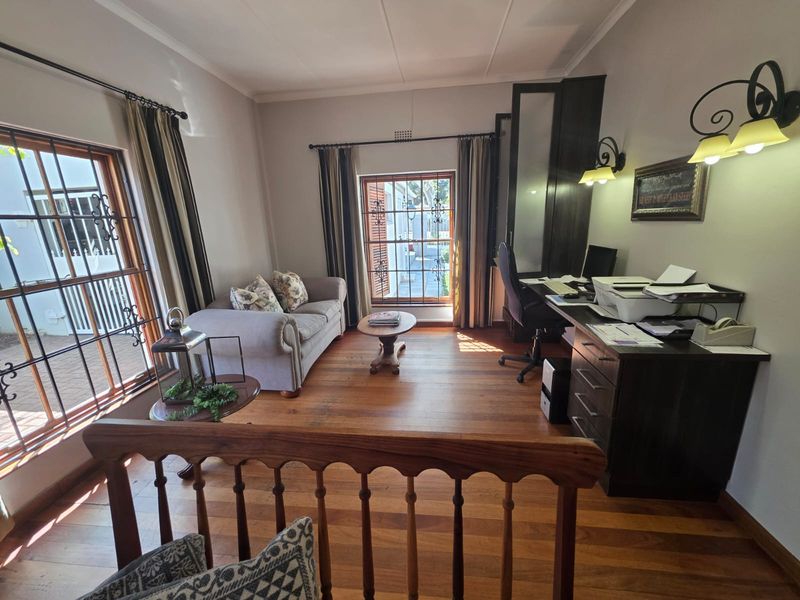 Family-Friendly Home with Pool and Spacious Entertainment Areas - Photo 5