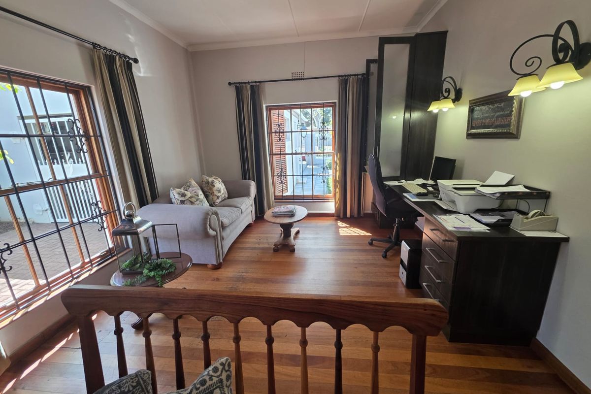 Family-Friendly Home with Pool and Spacious Entertainment Areas - Photo 5