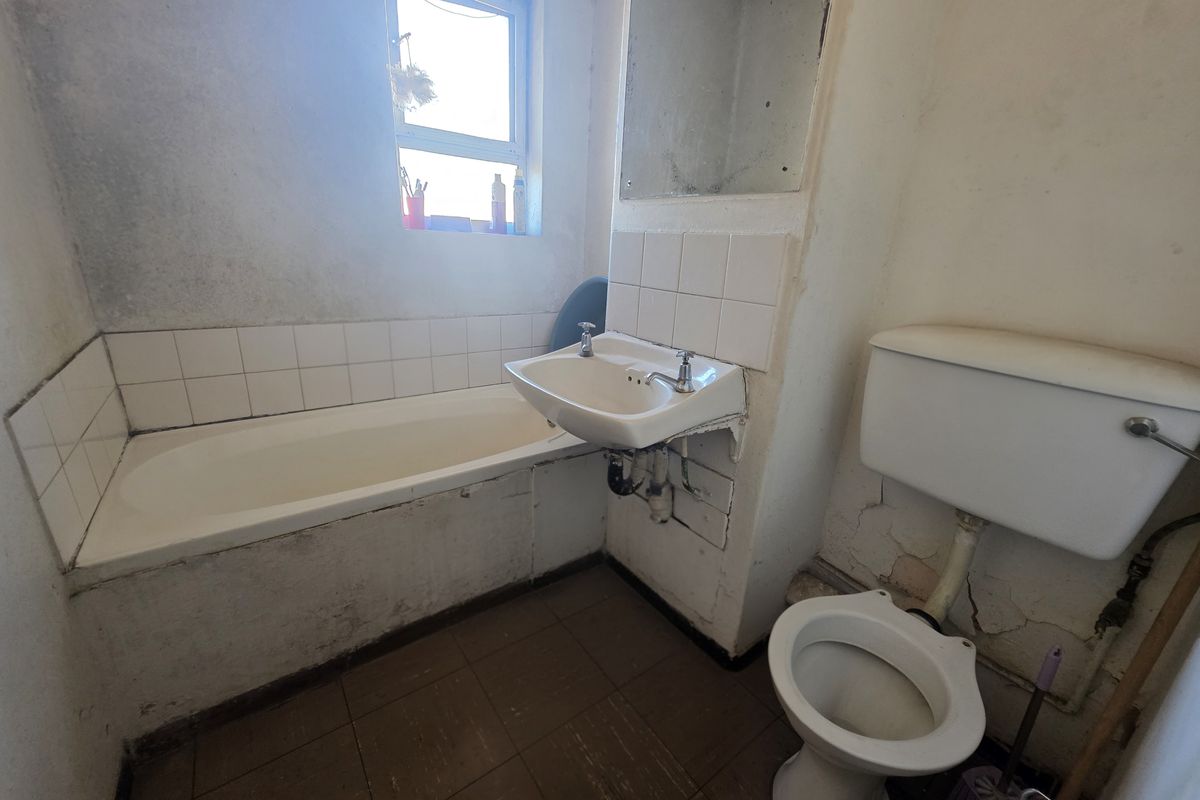 Great Potential | 2-Bedroom Flat - Photo 4