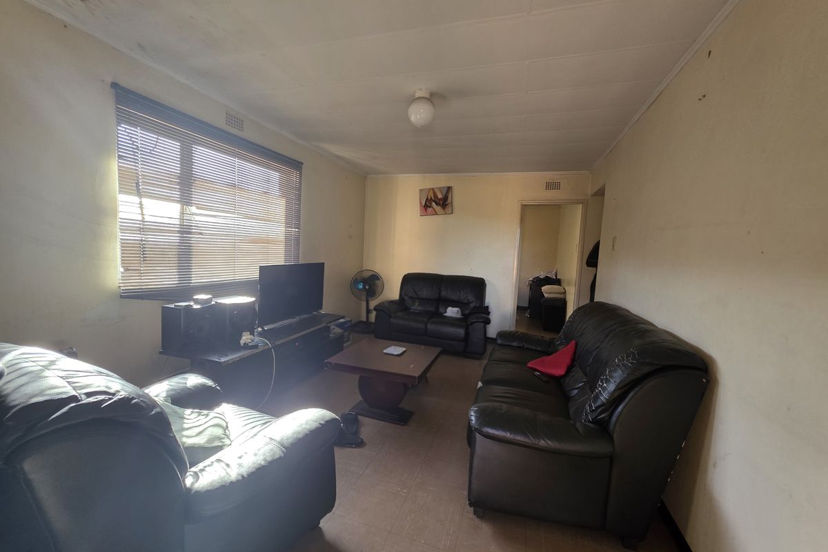 Great Potential | 2-Bedroom Flat - Photo 2