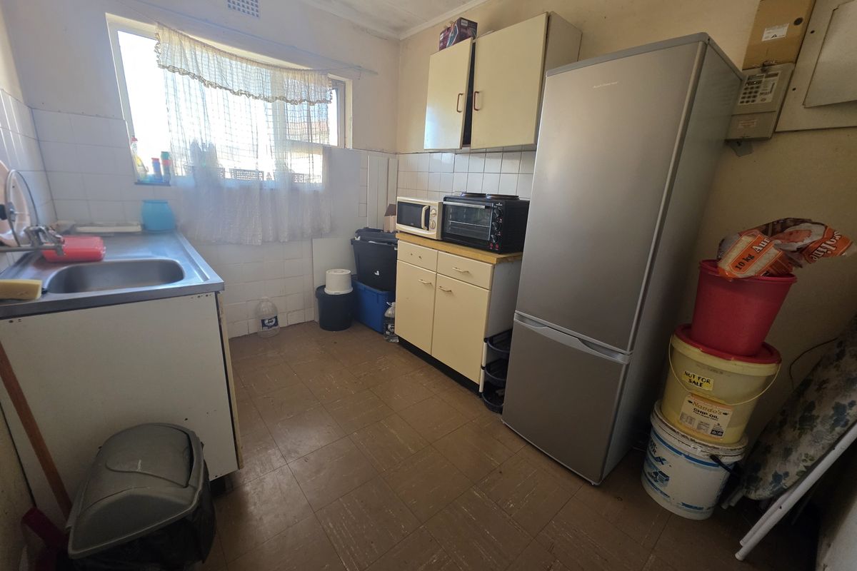 Great Potential | 2-Bedroom Flat - Photo 3