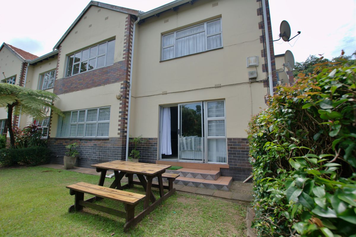 This apartment offers a peaceful and relaxed environment set amongst manicured grounds - Photo 2