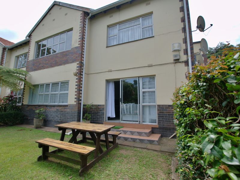 This apartment offers a peaceful and relaxed environment set amongst manicured grounds - Photo 2