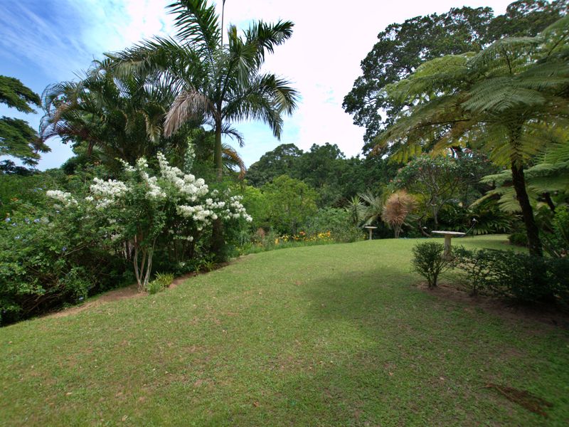 This apartment offers a peaceful and relaxed environment set amongst manicured grounds - Photo 9
