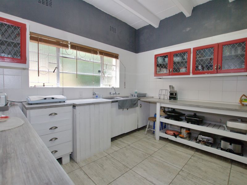 This apartment offers a peaceful and relaxed environment set amongst manicured grounds - Photo 8