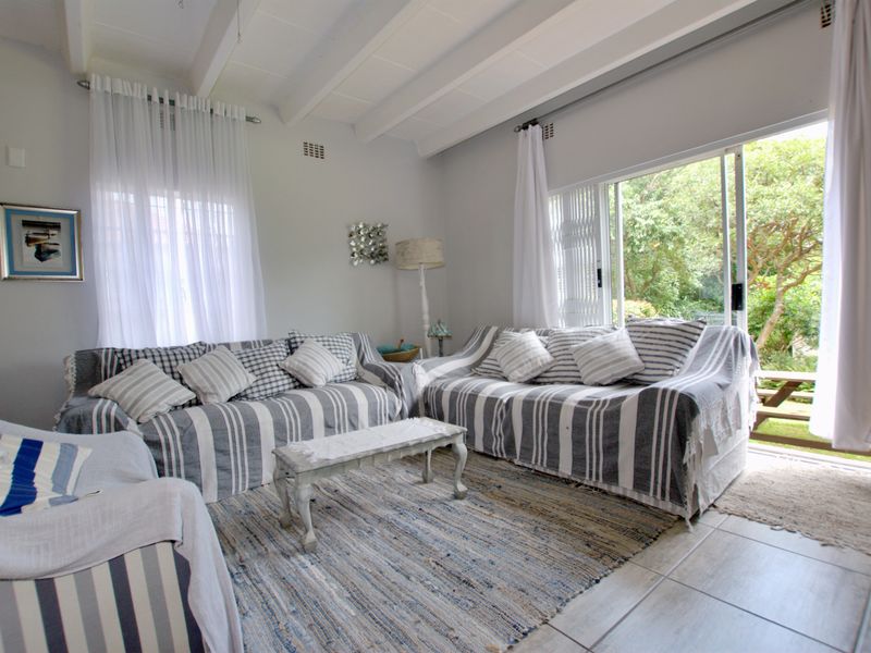 This apartment offers a peaceful and relaxed environment set amongst manicured grounds - Photo 6