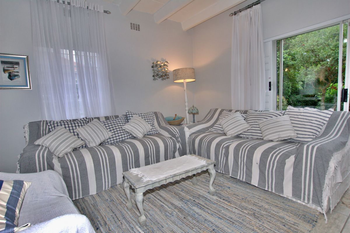 This apartment offers a peaceful and relaxed environment set amongst manicured grounds - Photo 4