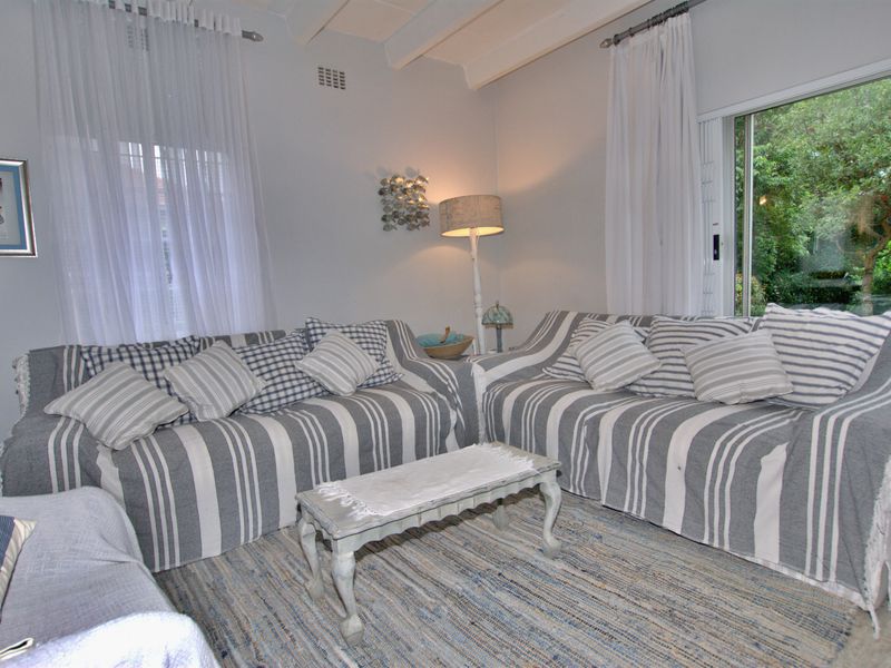 This apartment offers a peaceful and relaxed environment set amongst manicured grounds - Photo 4
