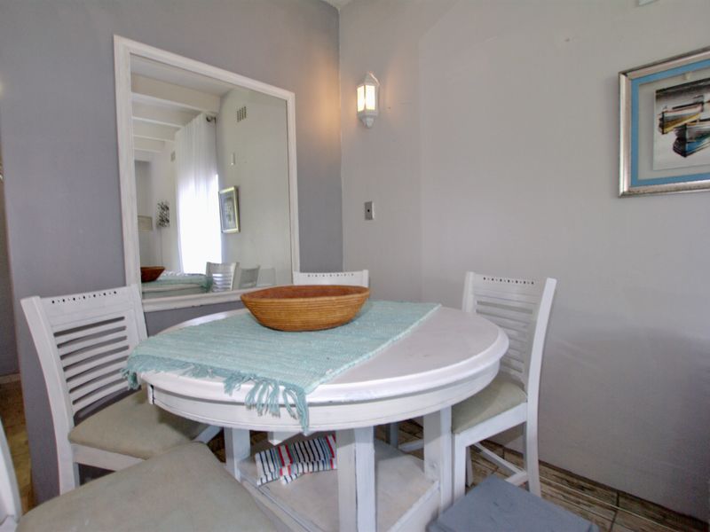 This apartment offers a peaceful and relaxed environment set amongst manicured grounds - Photo 3