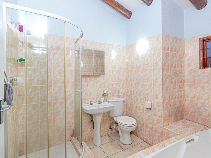 One Bedroom Apartment in Secure Complex - Photo 8