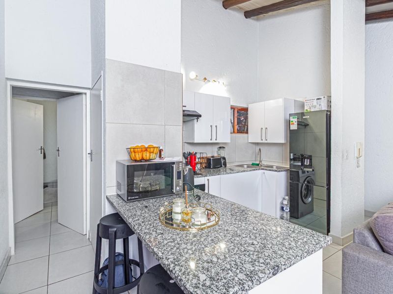 One Bedroom Apartment in Secure Complex - Photo 3