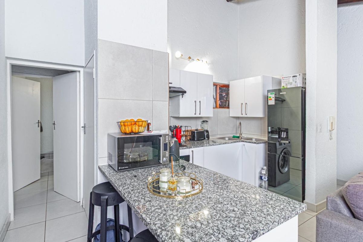 One Bedroom Apartment in Secure Complex - Photo 3