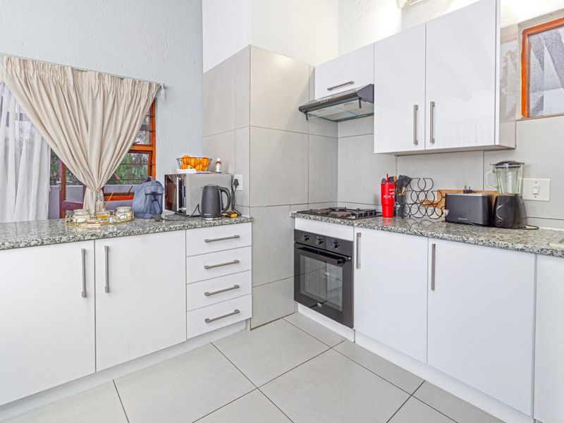 One Bedroom Apartment in Secure Complex - Photo 2