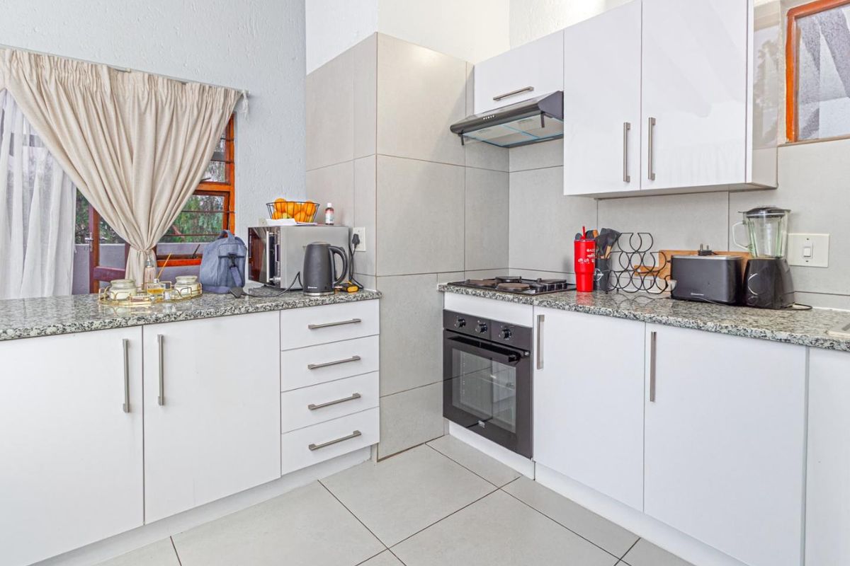 One Bedroom Apartment in Secure Complex - Photo 2