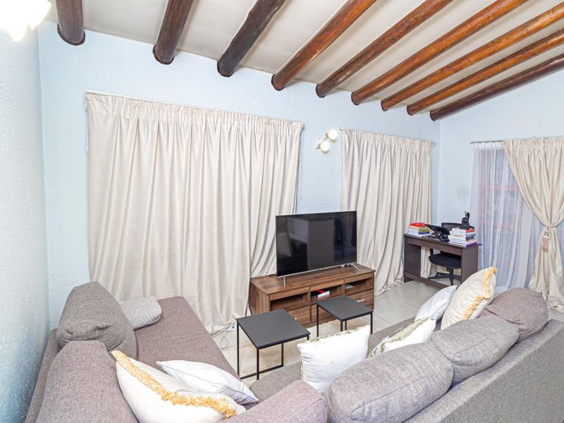 One Bedroom Apartment in Secure Complex - Photo 4