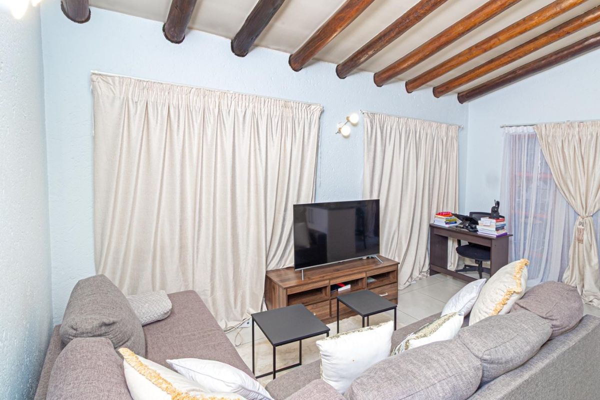 One Bedroom Apartment in Secure Complex - Photo 4