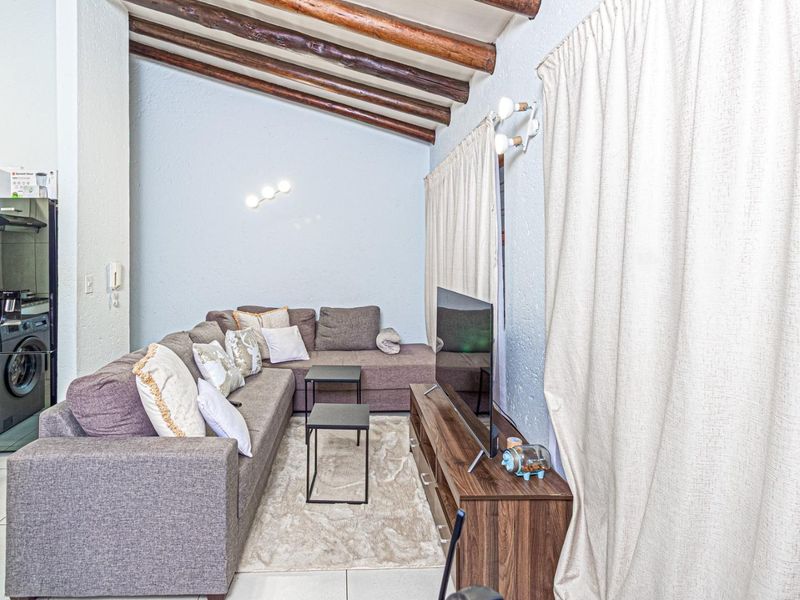 One Bedroom Apartment in Secure Complex - Photo 5