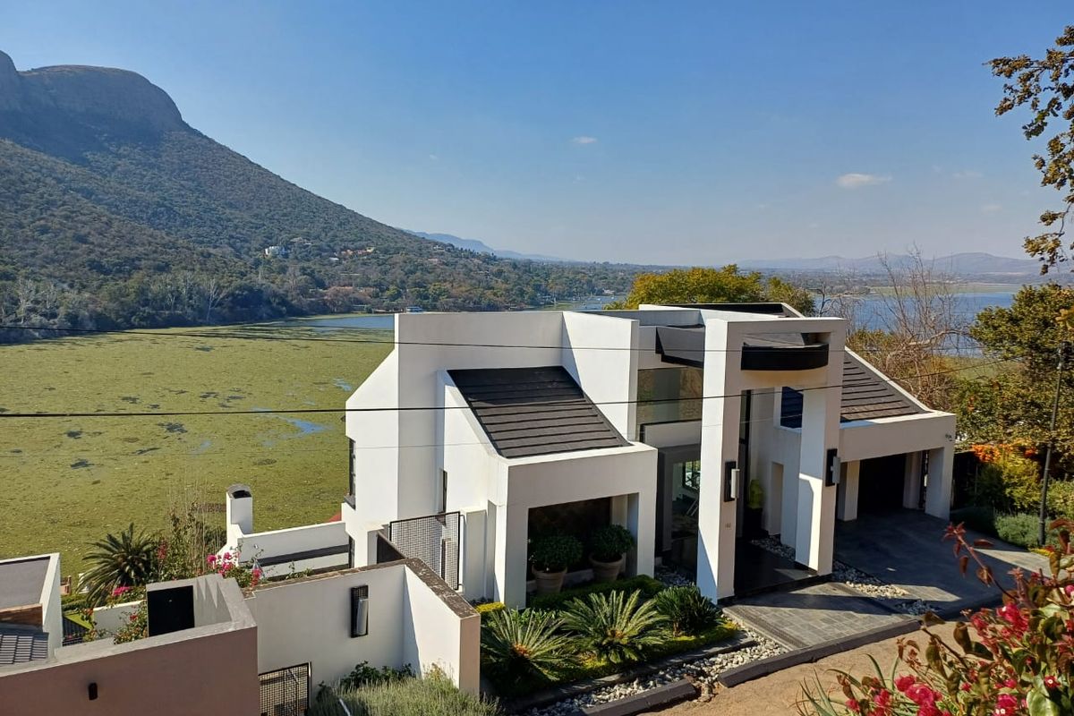 Iconic Waterfront Charming Residence - Photo 2