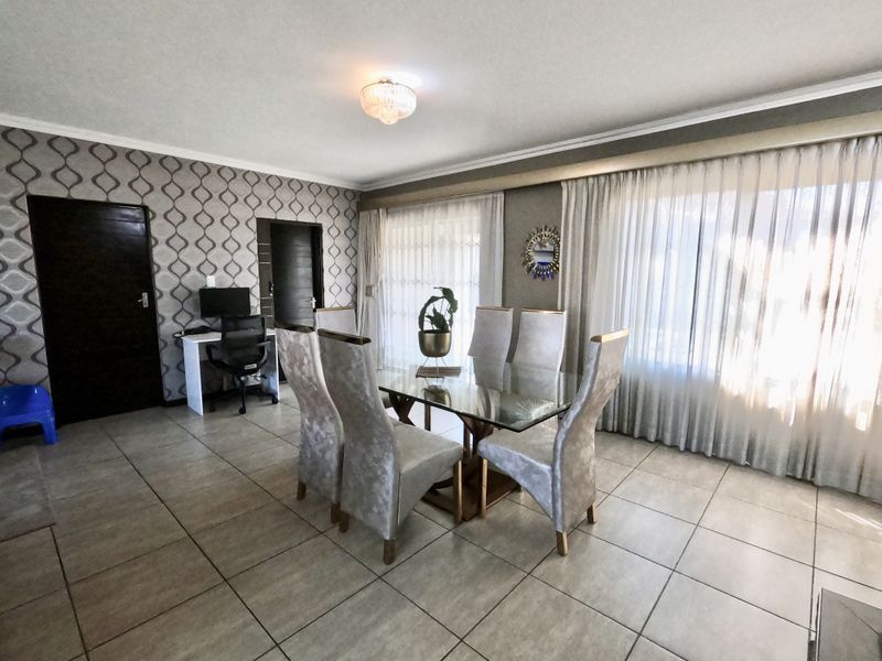 MODERN Oasis with Pool, Gated Driveway & Spacious Living. - Photo 6