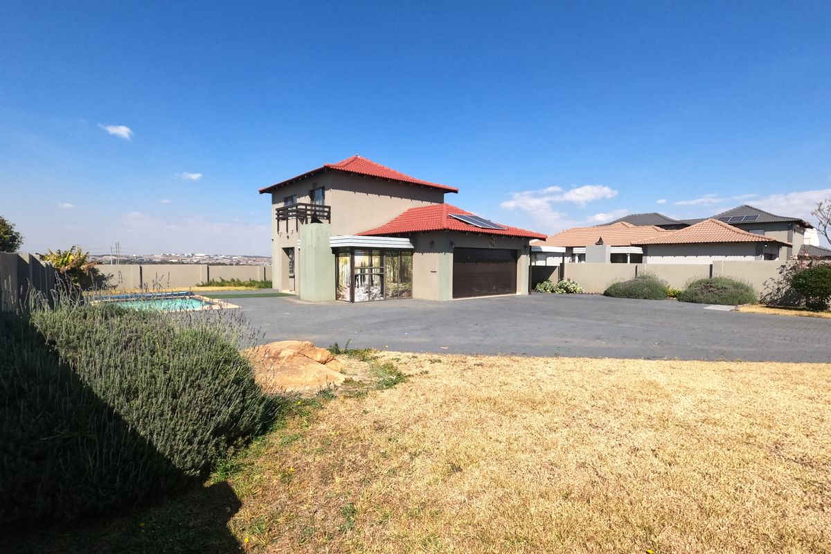 MODERN Oasis with Pool, Gated Driveway & Spacious Living. - Photo 3