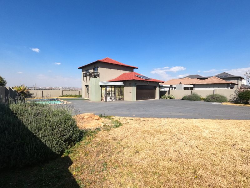 MODERN Oasis with Pool, Gated Driveway & Spacious Living. - Photo 3