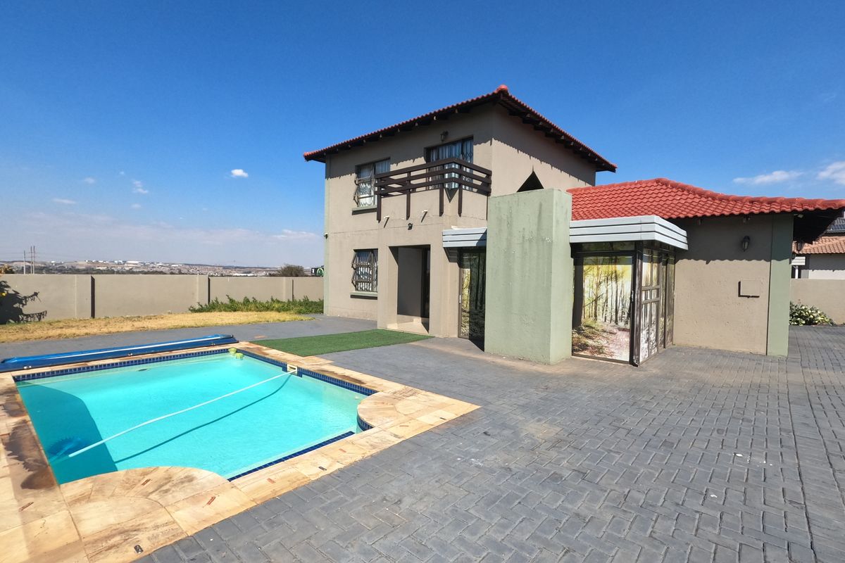 MODERN Oasis with Pool, Gated Driveway & Spacious Living. - Photo 2