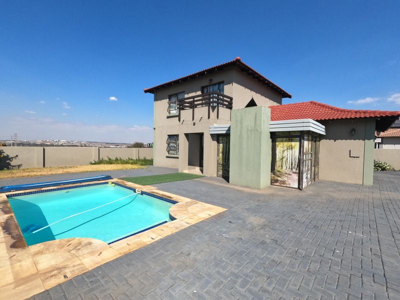 MODERN Oasis with Pool, Gated Driveway & Spacious Living. - Photo 2