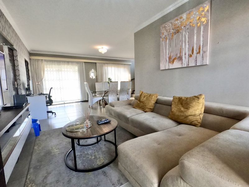 MODERN Oasis with Pool, Gated Driveway & Spacious Living. - Photo 10