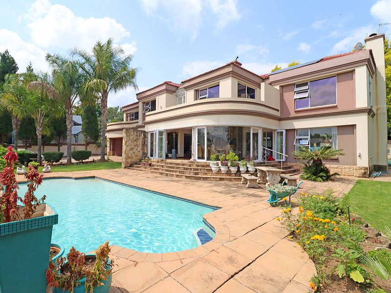 A home to set your heart on fire - this timeless classic masterpiece - for a family of entertainers, - Photo 2