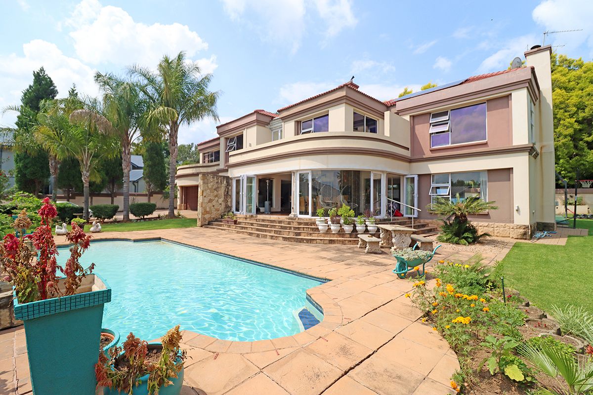 A home to set your heart on fire - this timeless classic masterpiece - for a family of entertainers, - Photo 2