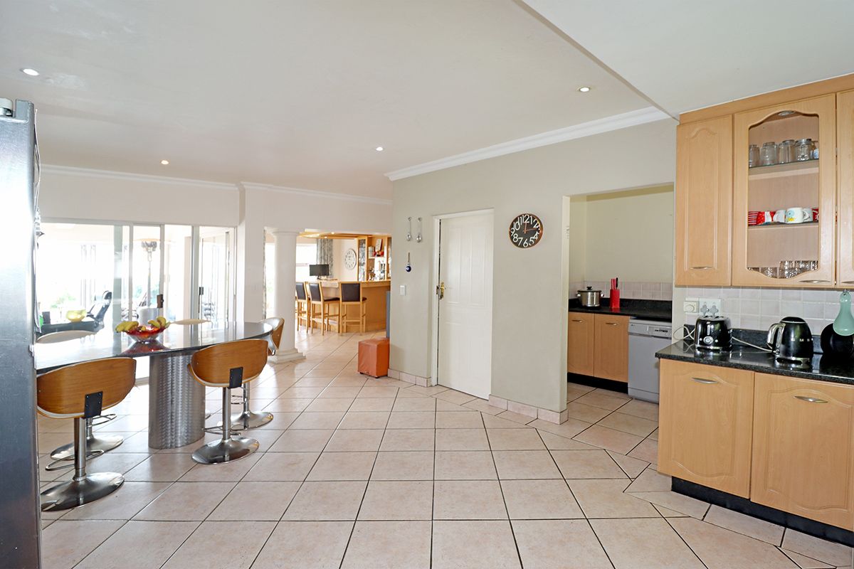 A home to set your heart on fire - this timeless classic masterpiece - for a family of entertainers, - Photo 5