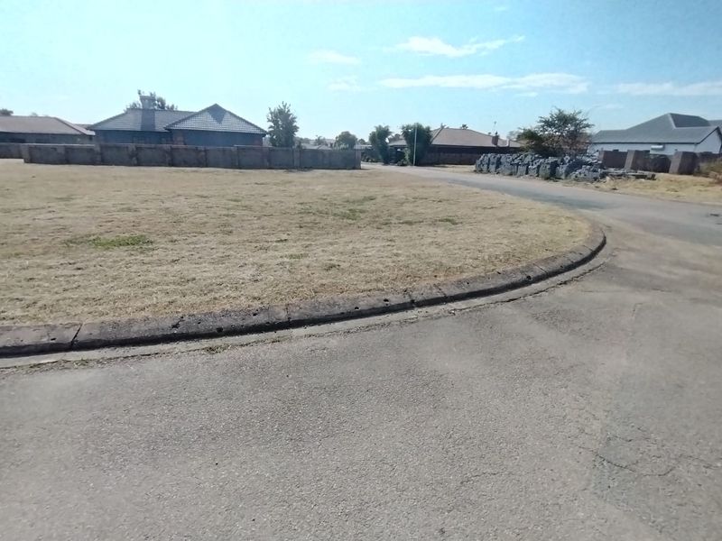 Discover 500m2 of prime vacant land in Safari Park, Brits—your canvas for a dream property awaits! - Photo 3