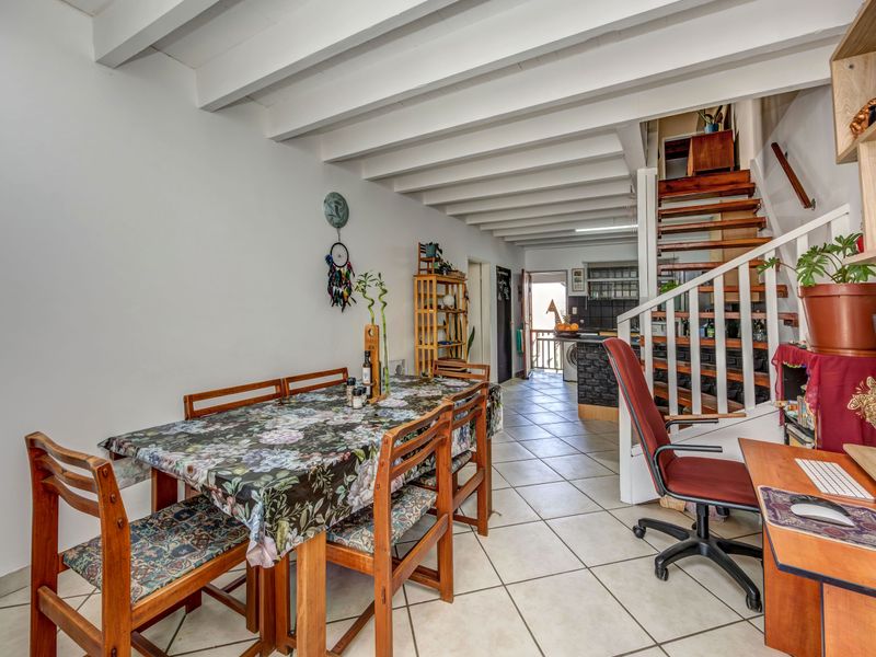Stylish 2-Bed, 2-Bath Loft Apartment with Views & Braai Patio – Prime Location! - Photo 4