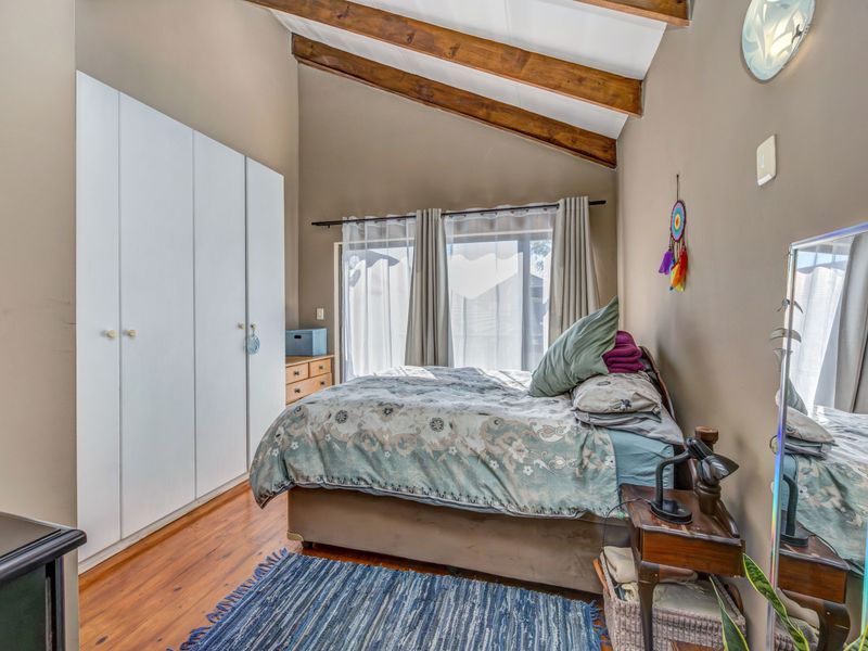 Stylish 2-Bed, 2-Bath Loft Apartment with Views & Braai Patio – Prime Location! - Photo 10