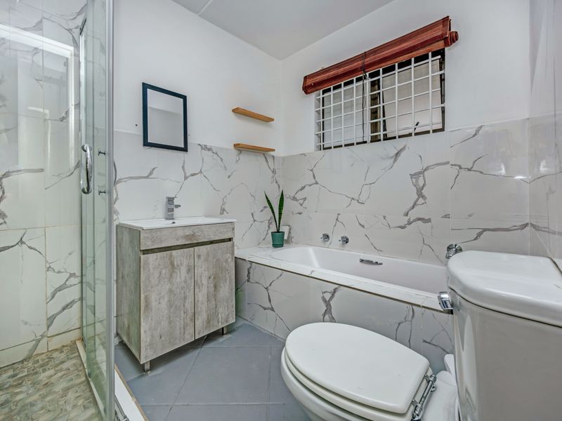 Stylish 2-Bed, 2-Bath Loft Apartment with Views & Braai Patio – Prime Location! - Photo 8