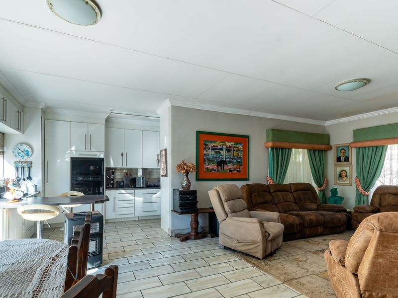 3 Bedroom house with 2 Bedroom Flatlet for sale - Photo 6