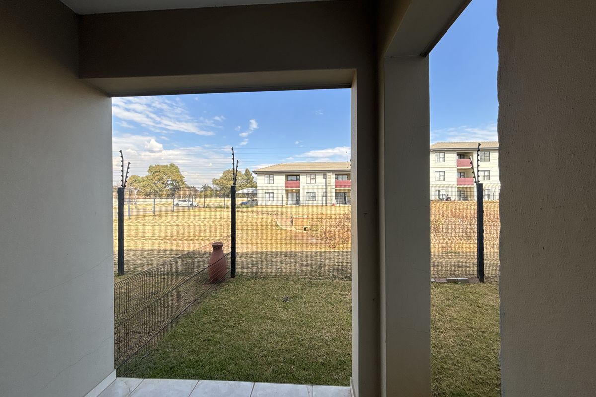 Modern 1-Bedroom Ground floor Unit in Sought-After Kierland Skye - Photo 4