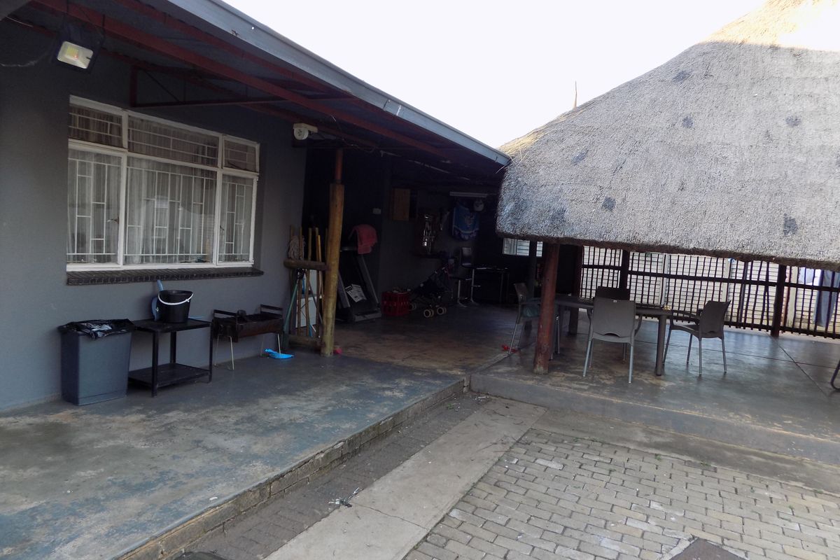 Spacious Family home for sale in Ventersdorp - Photo 2