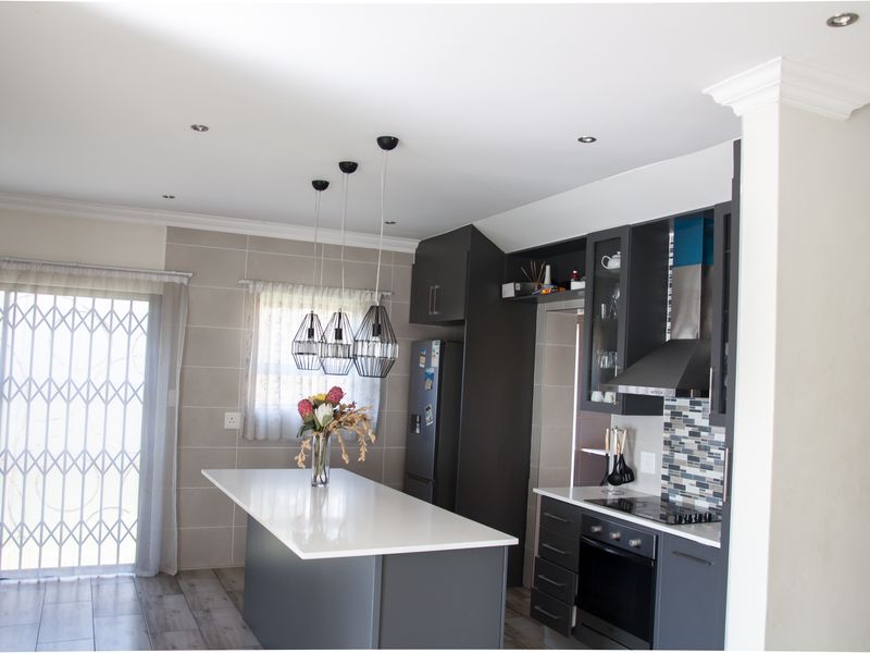 Stylish, Modern Living – Your Dream Home Awaits! - Photo 2