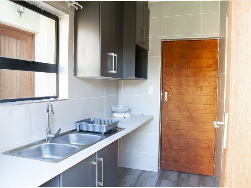 Stylish, Modern Living – Your Dream Home Awaits! - Photo 4