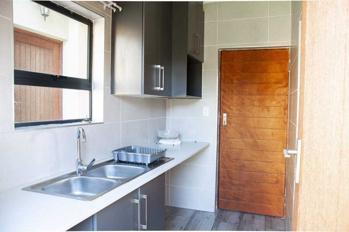 Stylish, Modern Living – Your Dream Home Awaits! - Photo 4