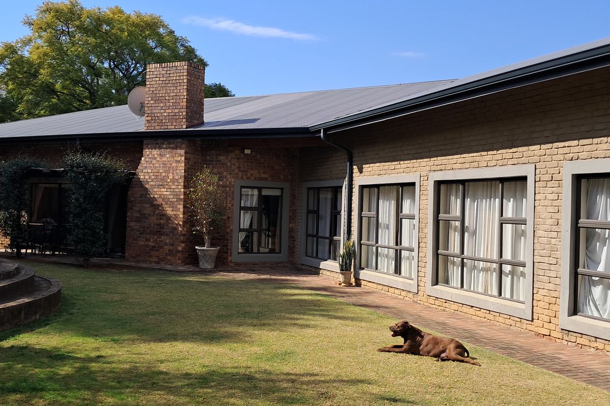 Exclusive area, Modern and spacious with Granny flat attached to main house - Photo 2