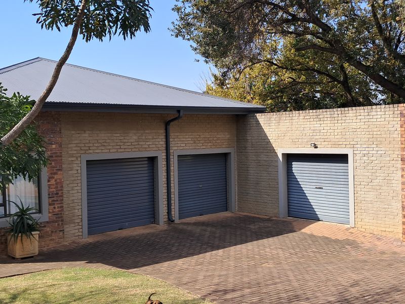 Exclusive area, Modern and spacious with Granny flat attached to main house - Photo 4