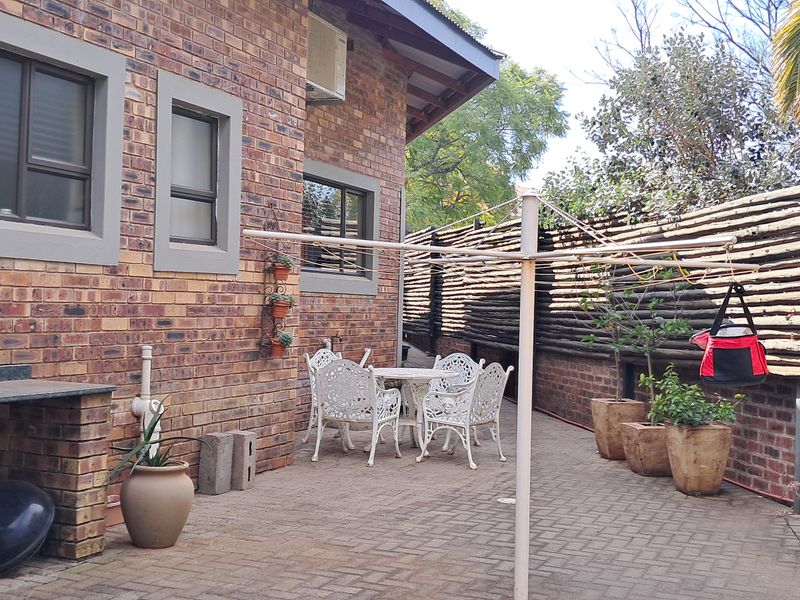 Exclusive area, Modern and spacious with Granny flat attached to main house - Photo 7